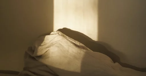 Drap froissé baigné de lumière dorée du matin